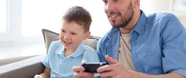 Vater und Sohn beim Spielen