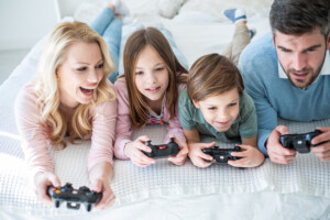Eine Familie spielt zu Hause mit einer Videospielkonsole