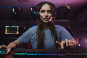 Eine Streamerin mit Headset sitzt vor ihrem PC