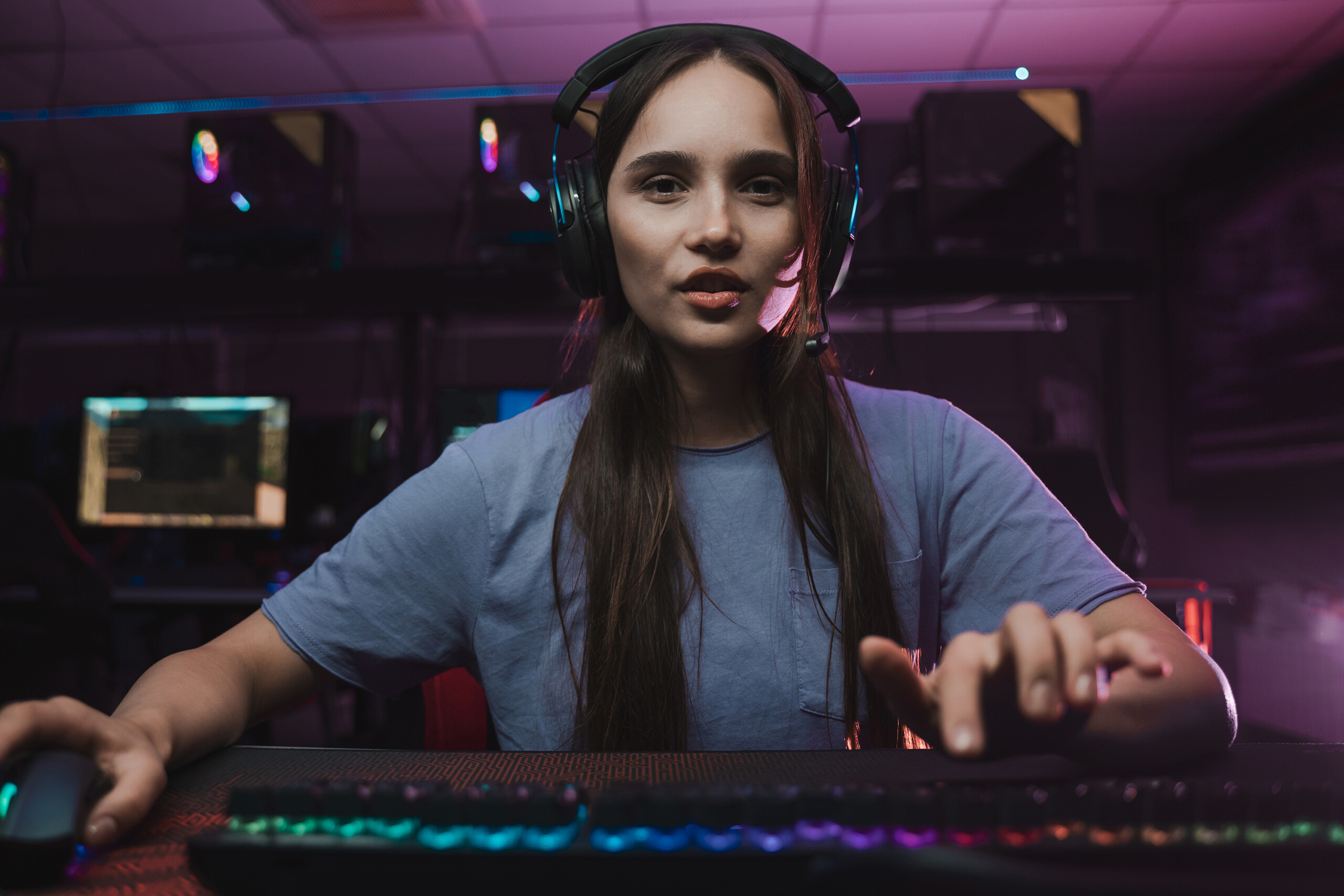Eine Streamerin mit Headset sitzt vor ihrem PC