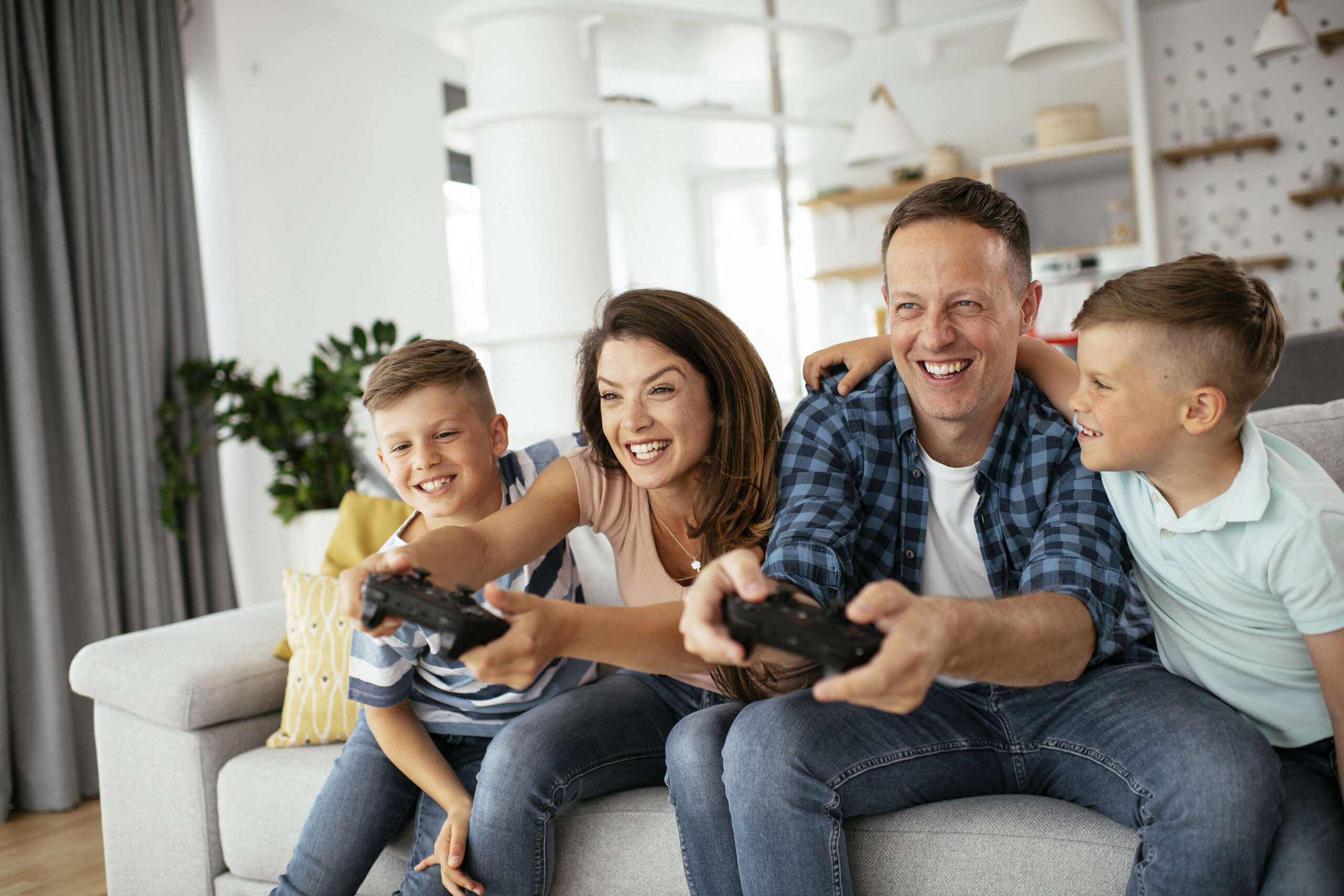 Eine Familie spielt gemeinsam eine Videospiel Eine Familie spielt gemeinsam eine Videospiel