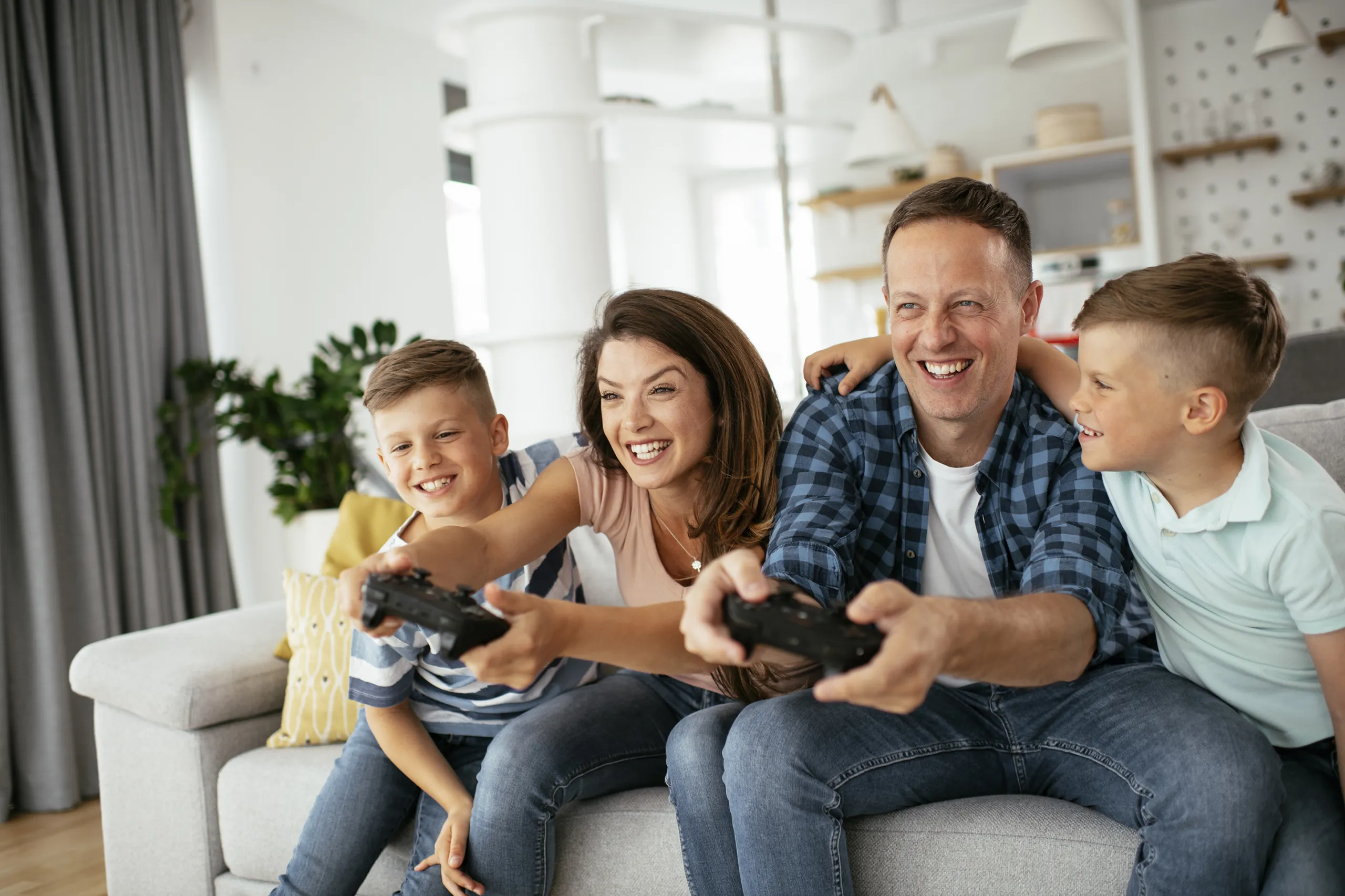 Eine Familie spielt gemeinsam eine Videospiel Eine Familie spielt gemeinsam eine Videospiel