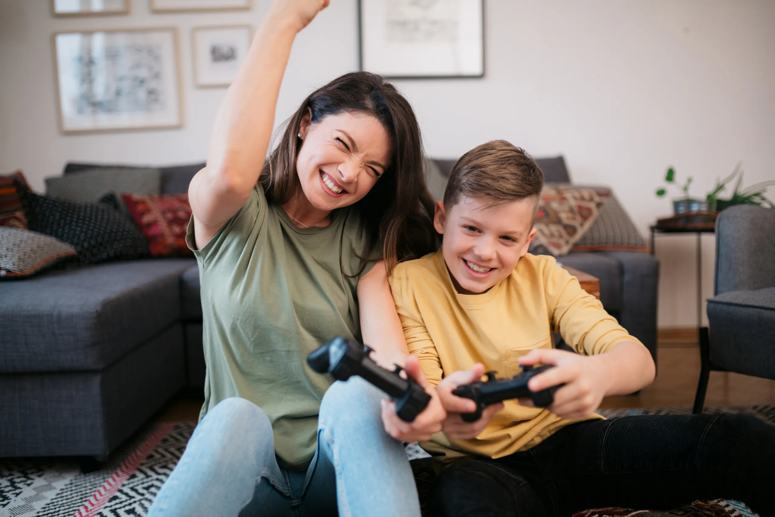 Mutter und Sohn spielen Videospiele